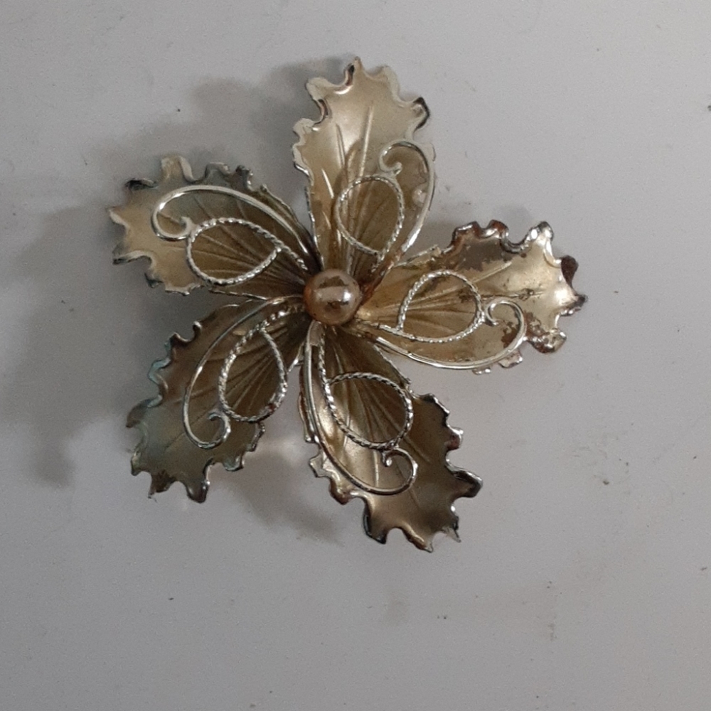 Vintage gold  tone flower pin Brooch